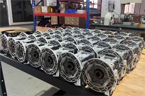 上海艾思捷蝸輪蝸桿減速機.jpg 上海艾思捷蝸輪蝸桿減速機.jpg