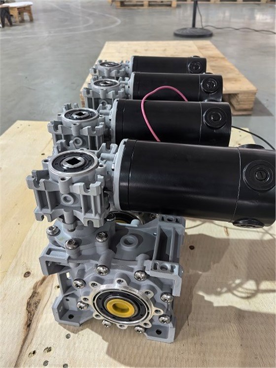 雙極蝸輪減速機(jī)配伺服電機(jī).jpg 雙極蝸輪減速機(jī)配伺服電機(jī).jpg