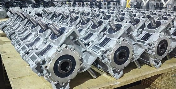 11月正忙，艾思捷雙軸輸入蝸輪減速機SJMRV050-30-AB發貨 (2).jpg