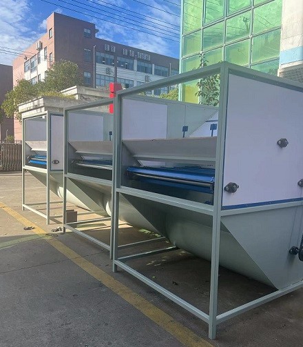 冬季送溫暖，艾思捷蝸輪減速機(jī)為羽絨服充絨機(jī)上提供動(dòng)力支持 (2).jpg
