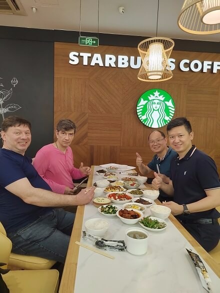 與客戶進(jìn)行簡單的午餐。.jpg
